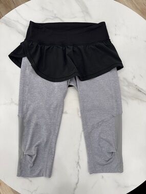 lululemon athletica Black Skirted Heather Gray Capri Leggings